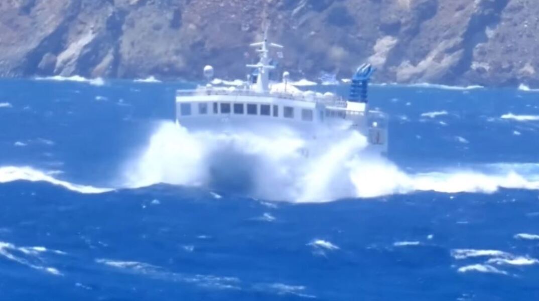 Viral ο «Σκοπελίτης» και η μάχη με τα κύματα έξω από τη Νάξο