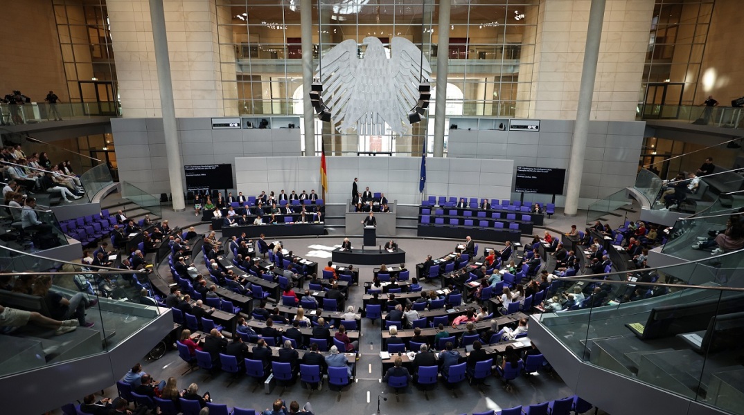 Γερμανία: Εβδομάδα προϋπολογισμού στη βουλή - Έντονη κριτική για «δημιουργική λογιστική», κρυφά χρέη και για σχέδια - τροχοπέδη στην ανάκαμψη.
