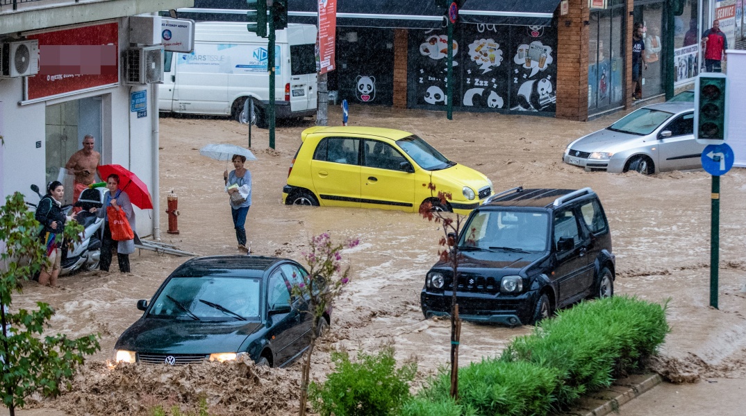 Πλημμυρισμένος δρόμος στον Βόλο - Αυτοκίνητα πνιγμένα στα νερά από την κακοκαιρία Daniel