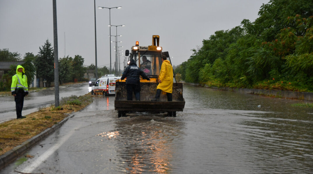 Πλημμυρισμένοι δρόμοι στη Λάρισα
