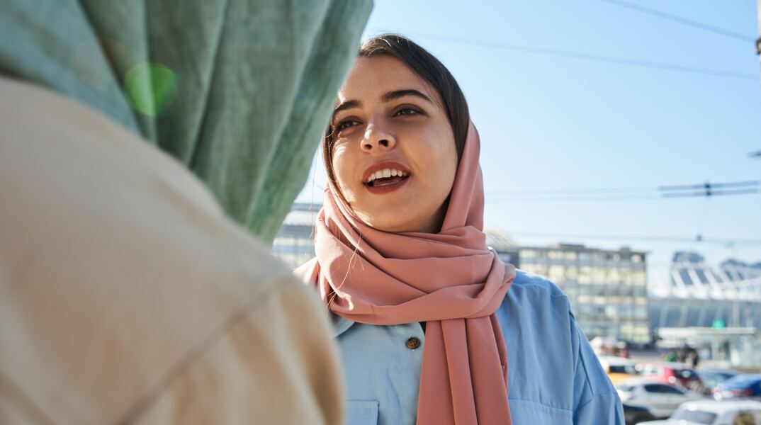 Νεαρή κοπέλα που φορά αμπάγια