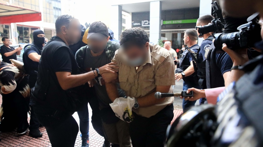 Blue Horizon: Προσήχθησαν στα δικαστήρια Πειραιά οι συλληφθέντες για τον θάνατο του 36χρονου Αντώνη Καργιώτη - Το κατηγορητήριο που τους βαραίνει.