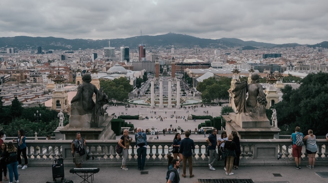 Τουρίστες σε αξιοθέατο της Ισπανίας