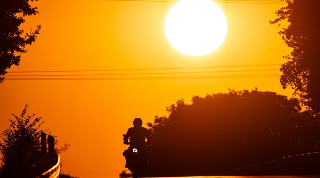 Ήλιος πάνω από τον δρόμο και οδηγός σε συνθήκες καύσωνα