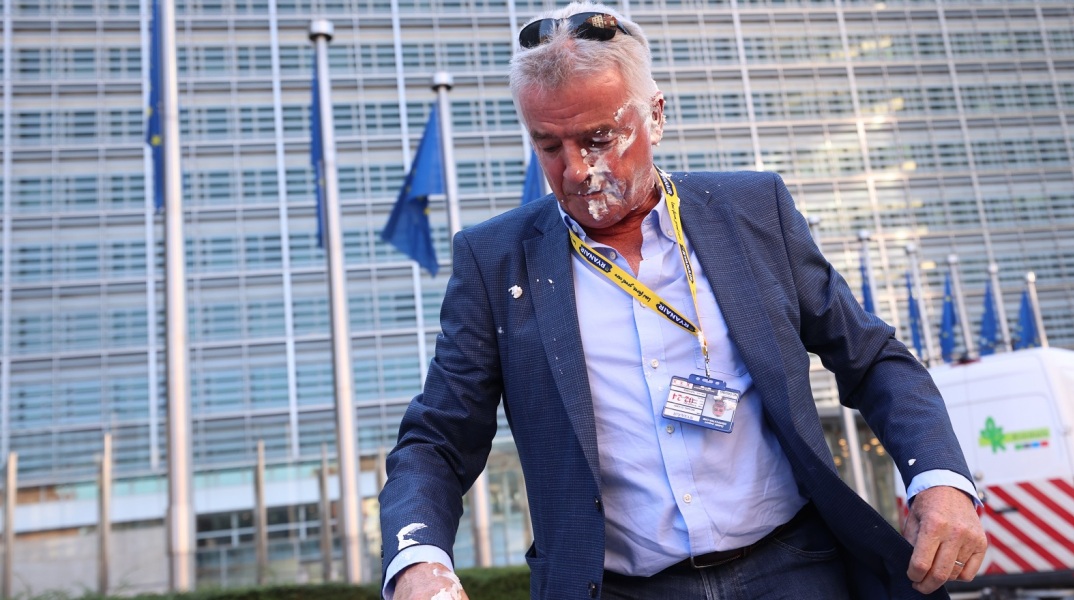 Ακτιβιστές υπέρ του περιβάλλοντος πέταξαν στον διευθύνοντα σύμβουλο της Ryanair τάρτα με κρέμα - Διαμαρτυρία για τις εκπομπές άνθρακα της αεροπορικής εταιρείας.