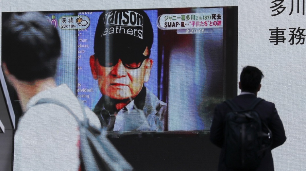 Ιαπωνία: Η επικεφαλής πρακτορείου ταλέντων της J-pop παραιτήθηκε μετά τις αποκαλύψεις για σεξουαλικές κακοποιήσεις από τον ιδρυτή του.