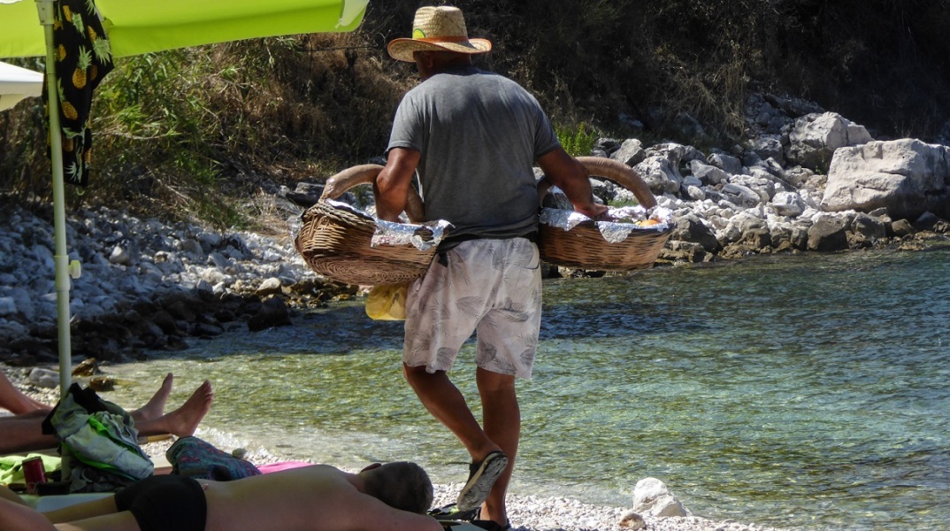 Θεσσαλονίκη: Ελεύθερος με όρους ο φερόμενος αρχηγός της λεγόμενης «μαφίας των λουκουμάδων» - Λόγω αναβολής της δίκης - Πώς δρούσε η οργάνωση.