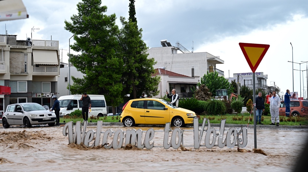Κακοκαιρία Daniel - Βόλος: Νερό με το δελτίο και με ωράριο έως ότου αποκατασταθεί η υδροδότηση - Φτάνει οχηματαγωγό με δωρεάν εμφιαλωμένο..