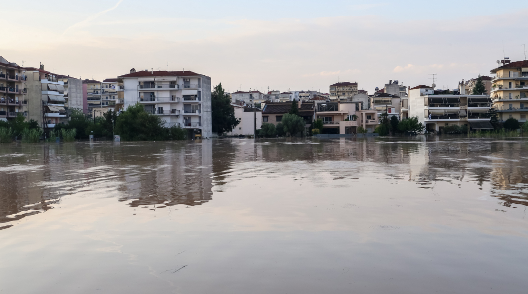 Ξεκίνησαν οι πληρωμές πρώτης αρωγής στους πληγέντες από τις πλημμύρες στη Θεσσαλία