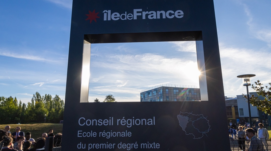  Γαλλία: Ένας πατέρας κατηγορείται ότι απείλησε να σκοτώσει τον λυκειάρχη που απαγόρευσε στην κόρη του να παρακολουθήσει τα μαθήματα επειδή φορούσε αμπάγια.