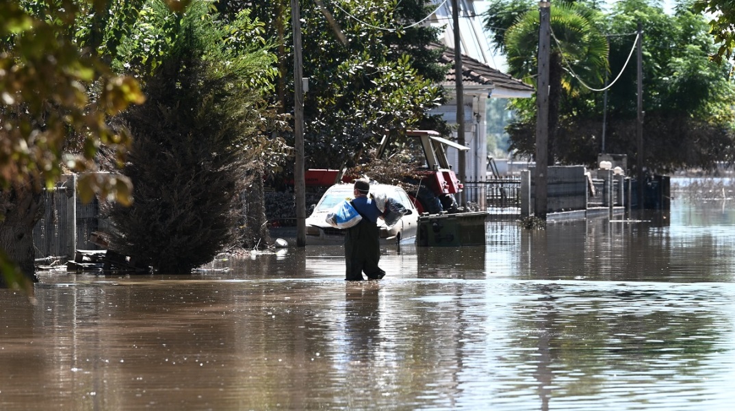 Θεσσαλία: Πέφτει η στάθμη των υδάτων, άνοιξε η εθνική οδός, αγωνία για τους υγειονομικούς κινδύνους