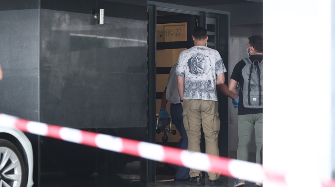 Αστυνομικοί και πολίτες έξω από το σπίτι όπου διαπράχθηκε η νέα γυναικοκτονία στην Καλαμαριά