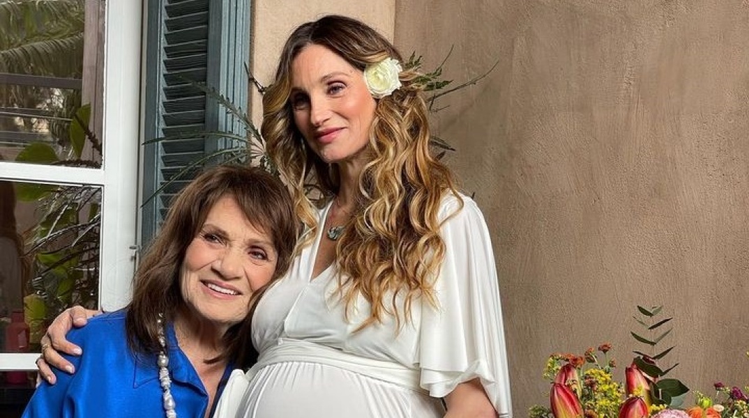 Η Ήρα Κατσαντώνη αγκαλιά με τη μητέρα της, Ελπίδα