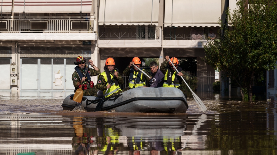 Κάτοικοι αποεγκλωβίζονται με βάρκες από τα πλημμυρισμένα σπίτια τους στη Νέα Σμύρνης Λάρισας