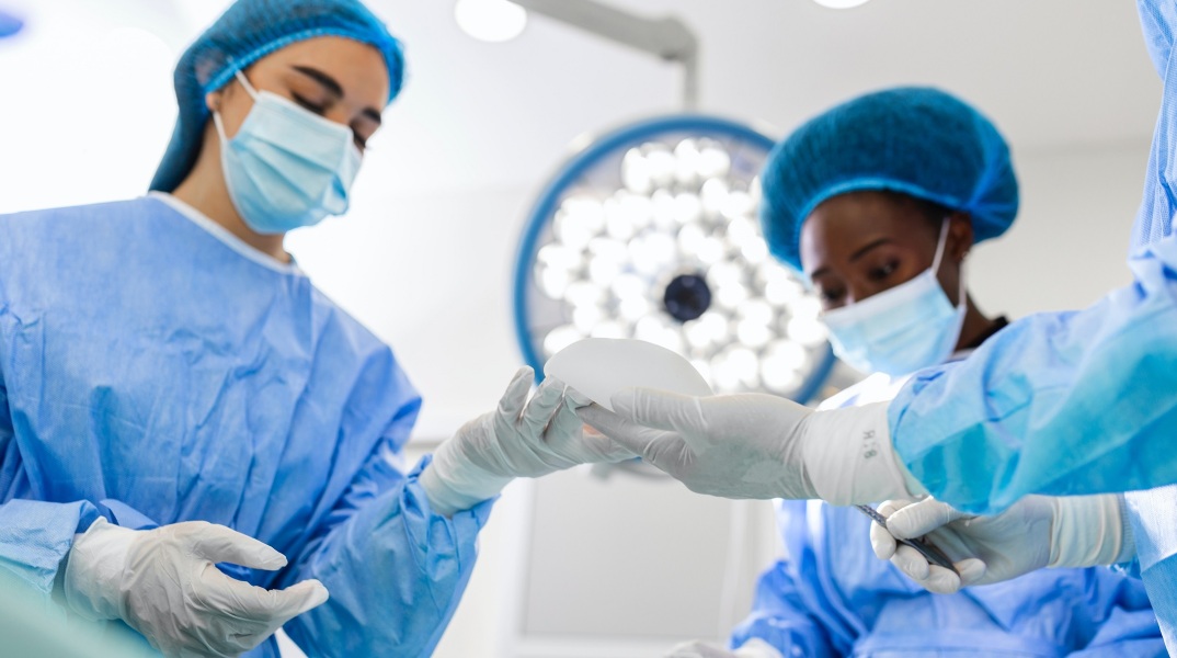 Βρετανία: Το ένα τρίτο των βρετανίδων χειρουργών έχει υποστεί σεξουαλική επίθεση από τους άνδρες συναδέλφους τους, σύμφωνα με έρευνα.