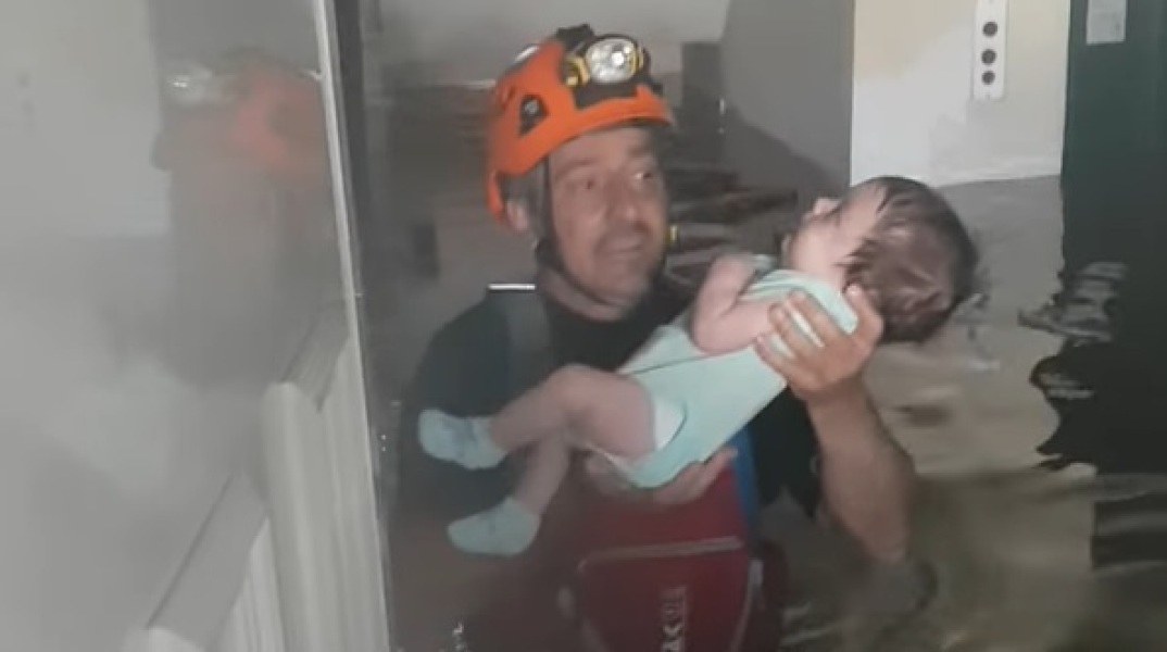 Θεσσαλία: Άνδρας της ΕΜΑΚ βγάζει βρέφος από πλημμυρισμένο σπίτι - To βίντεο που αναρτήθηκε στα social media και η συγκινητική προσπάθεια του διασώστη.