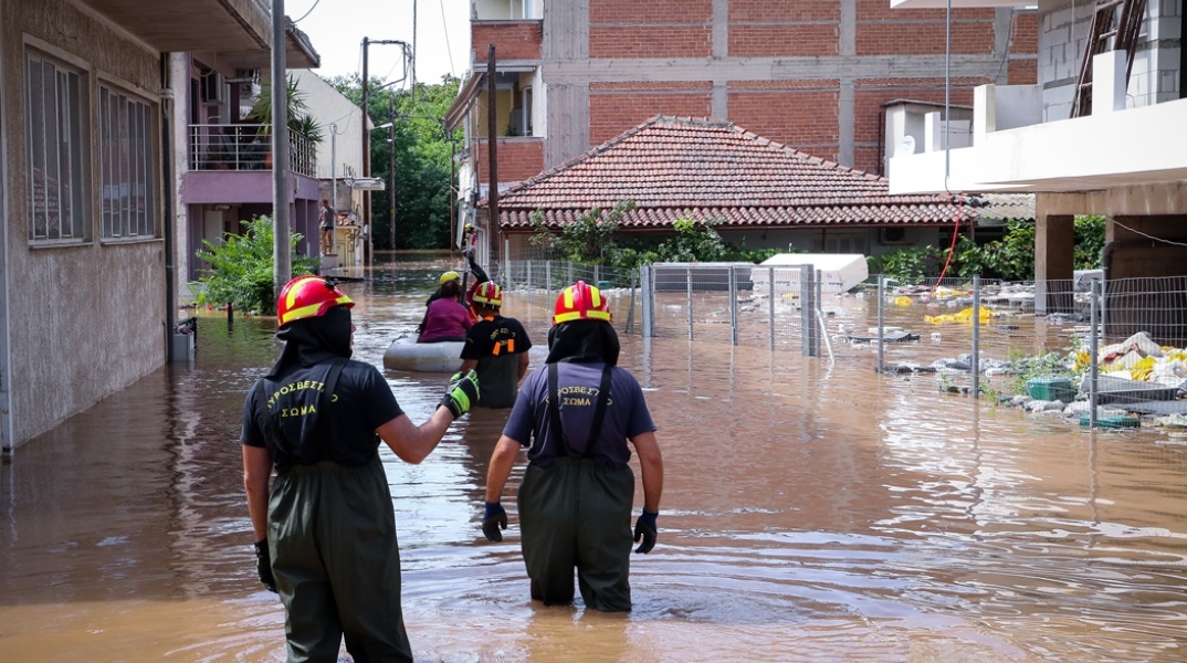 Πυροσβέστες βουτηγμένοι στα νερά από τις πλημμύρες  επιχειρούν για τη διάσωση ατόμων 