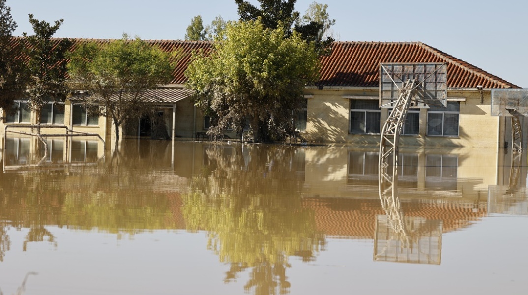 Πλημμυρισμένο προαύλιο και σχολείο στη Θεσσαλία μετά το φονικό και καταστροφικό χτύπημα της κακοκαιρίας Daniel