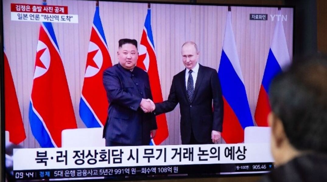 «Χαίρομαι που σας βλέπω» - Η εγκάρδια υποδοχή του Πούτιν στον Κιμ Γιονγκ Ουν