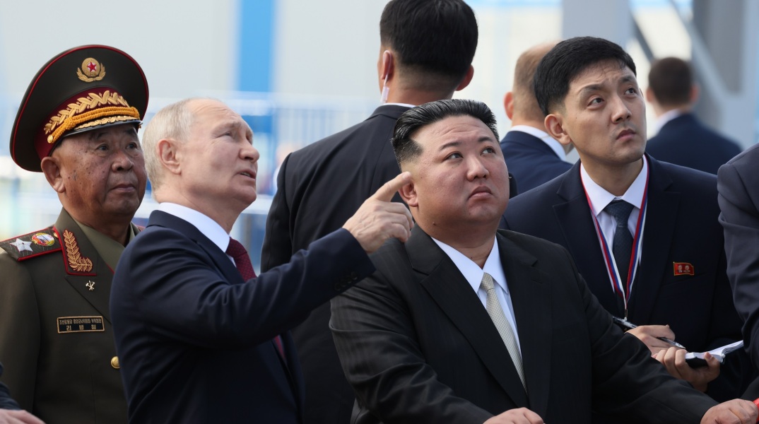 Μέλη της ασφάλειας του Κιμ Γιονγκ Ουν απολύμαναν την καρέκλα του στη συνάντηση με τον Πούτιν