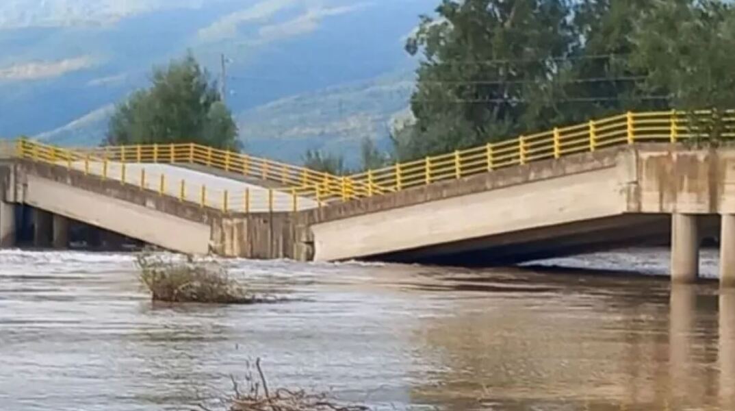 Κατέρρευσε η γέφυρα στον Παλαιόπυργο Λάρισας