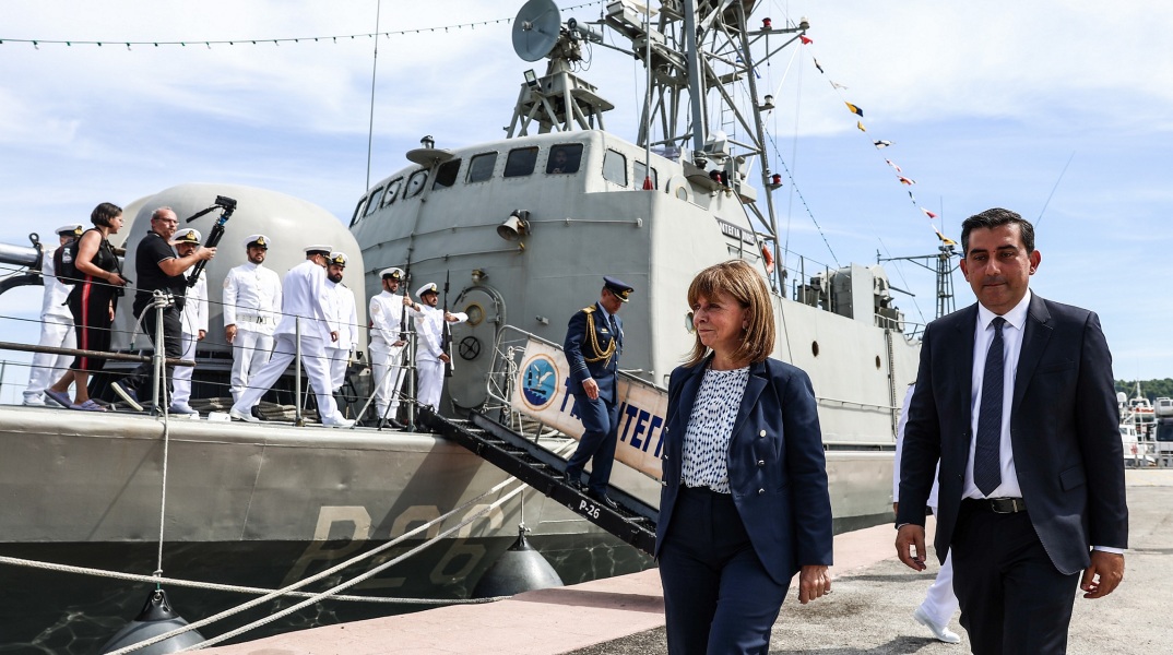 Κατερίνα Σακελλαροπούλου: Η Πρόεδρος της Δημοκρατίας επισκέφθηκε τη Σκιάθο, για την 80ή επέτειο της βύθισης του υποβρυχίου «Κατσώνης» από τους Γερμανούς.