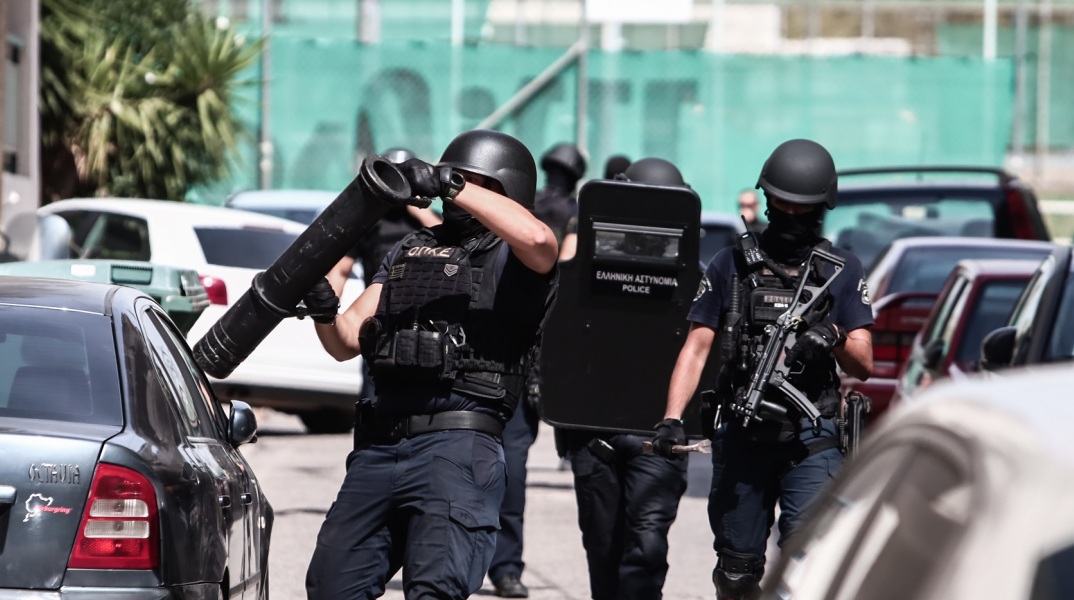 Ζωγράφου: Συνελήφθη ο ηλικιωμένος που απειλούσε ότι θα πυροβολήσει - Αστυνομικοί έκαναν έφοδο στο σπίτι του - Φέρεται να αντιμετωπίζει ψυχολογικά προβλήματα.