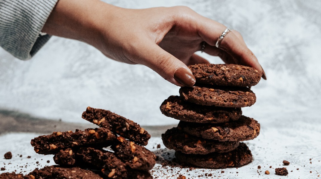 Ένας στους τέσσερις αναιρεί τα οφέλη των υγιεινών γευμάτων με ανθυγιεινά σνακ