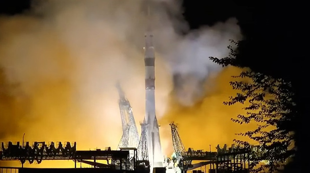 Εκτοξεύτηκε ο πύραυλος Σογιούζ που μεταφέρει δύο Ρώσους και μια Αμερικανίδα στον Διεθνή Διαστημικό Σταθμό - «Ένα σύμβολο ειρήνης και συνεργασίας».