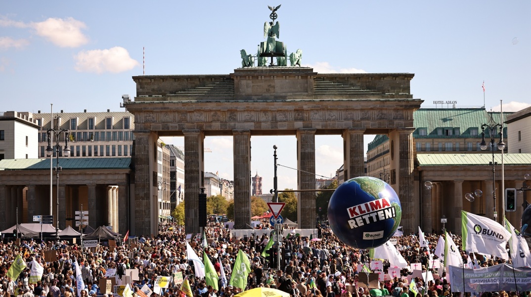 Γερμανία: Χιλιάδες διαδηλωτές στους δρόμους όλης της χώρας ζητούν από την κυβέρνηση «να κάνει περισσότερα» για να αντιμετωπιστεί η κλιματική αλλαγή.