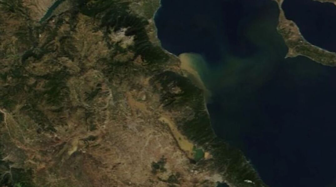 Στις ακτές της Χαλκιδικής έφτασε η λάσπη από την Θεσσαλία