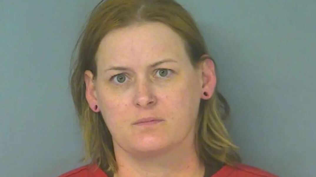 Συνελήφθη νταντά που ξέχασε βρέφος 11 μηνών και σκυλί στο αμάξι για 6 ώρες και πέθαναν