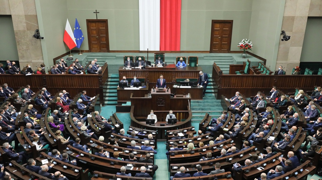 Πολωνία: Κατηγορίες για παράνομη χορήγηση αδειών παραμονής σε χιλιάδες μετανάστες - Για «το σκάνδαλο του αιώνα» μιλά ο ηγέτης της αντιπολίτευσης Ντόναλντ Τουσκ.