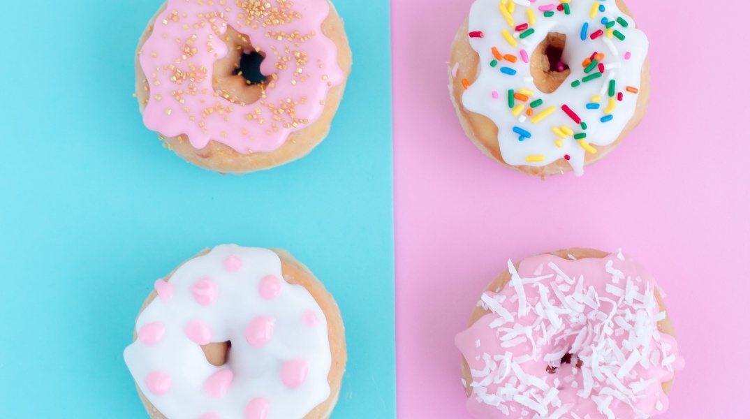 Γλυκά donuts με διάφορα καρικεύματα