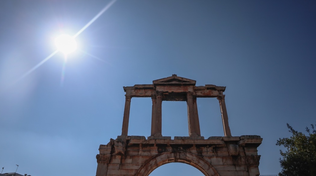 Ο ήλιος πάνω από την Πύλη του Ανδριανού