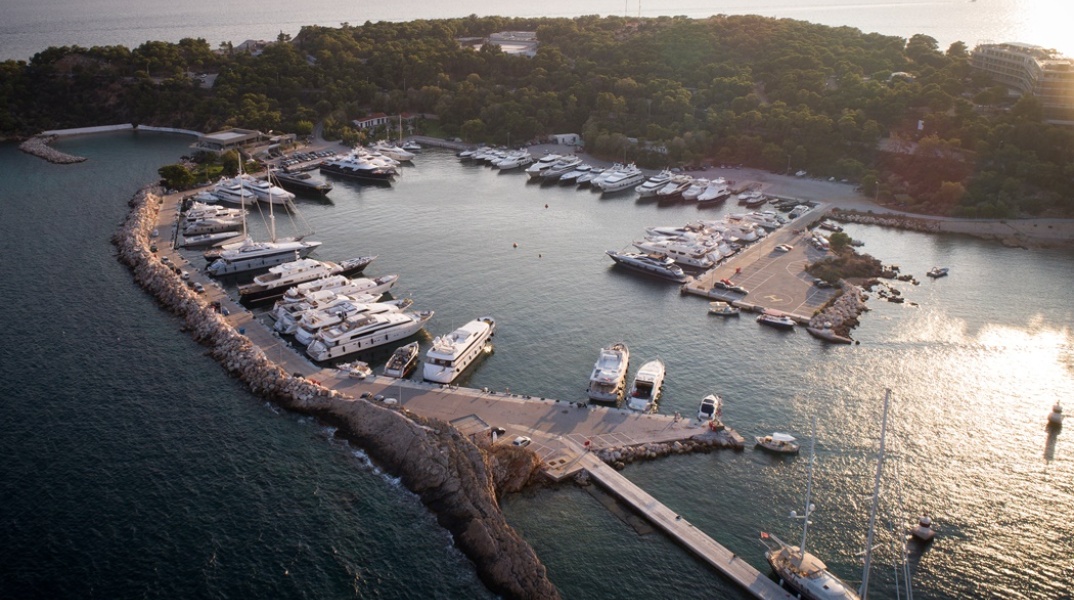 Σκάφη αγκυροβολημένα και δεμένα στη μαρίνα Βουλιαγμένης