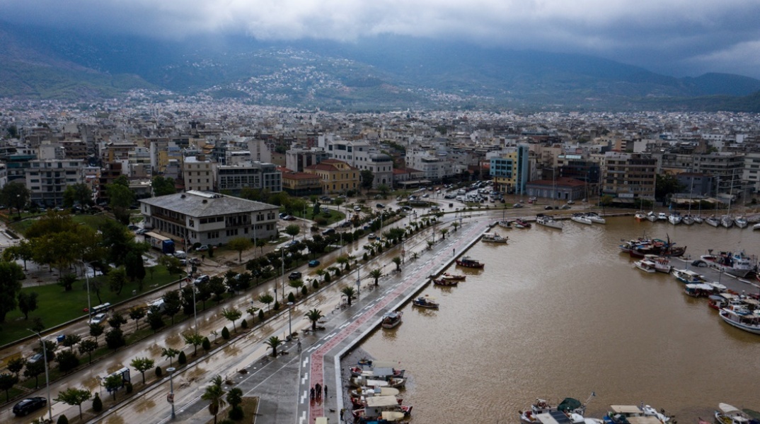 Λάσπες και πλημμυρισμένοι δρόμοι στον Βόλο