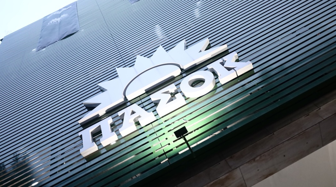 Το λογότυπο - έμβλημα του ΠΑΣΟΚ πάνω από την είσοδο των γραφείων του κόμματος στη Χαριλάου Τρικούπη