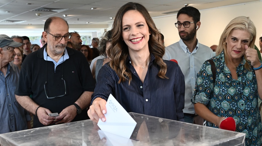 Η υποψήφια πρόεδρος, Έφη Αχτσιόγλου, κρατά το ψηφοδέλτιο για την ανάδειξη του νέου προέδρου του ΣΥΡΙΖΑ και ετοιμάζεται να το ρίξει στην κάλπη