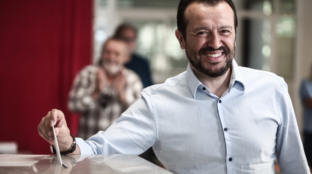 Ο υποψήφιος πρόεδρος του ΣΥΡΙΖΑ Νίκος Παππάς δίπλα στην κάλπη και με το ψηφοδέλτιο για την ανάδειξη του νέου προέδρου του κόμματος ανά χείρας