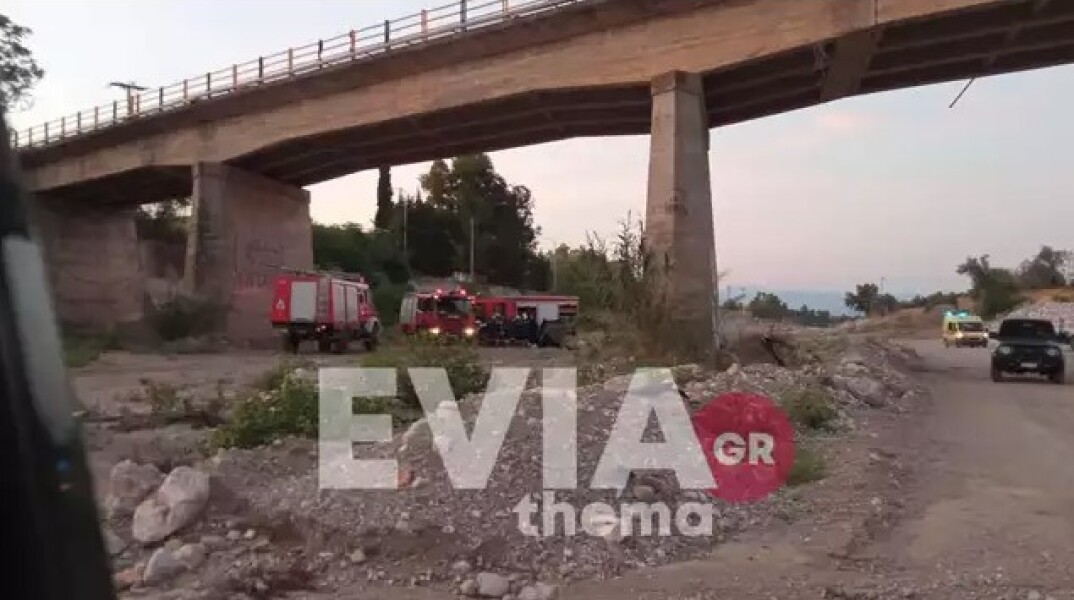 Το σημείο όπου έπεσε το αυτοκίνητο με τους δύο επιβαίνοντες από γέφυρα στην Εύβοια