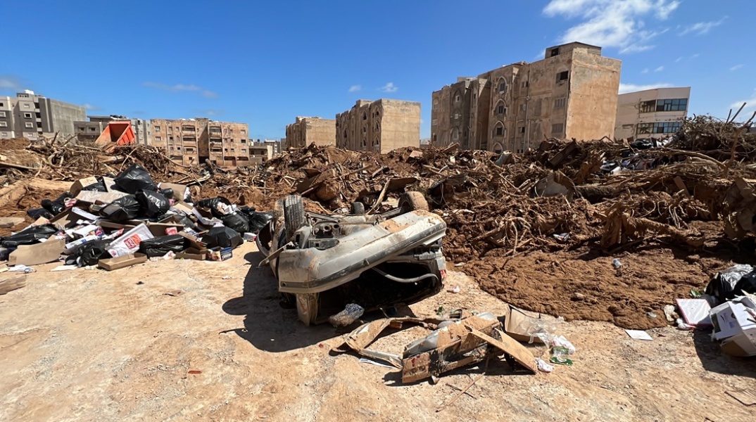 Αναποδογυρισμένα αυτοκίνητα, μπάζα και φερτά υλικά στην πόλη Ντέρνα μετά τις πλημμύρες που συγκλόνισαν τη Λιβύη