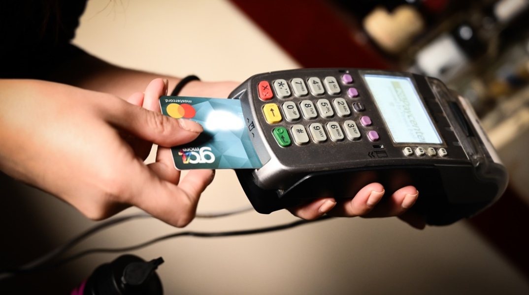 Χέρι εισάγει χρεωστική κάρτα σε POS