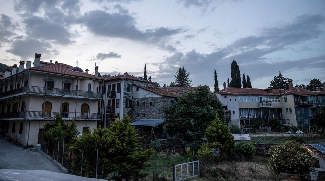 Θεσσαλονίκη: Υπό κράτηση παραμένει ο 35χρονος μοναχός για τον ξυλοδαρμό άλλου μοναχού στο Άγιο Όρος - «Είχαμε καταναλώσει αλκοόλ» είπε στο δικαστήριο.