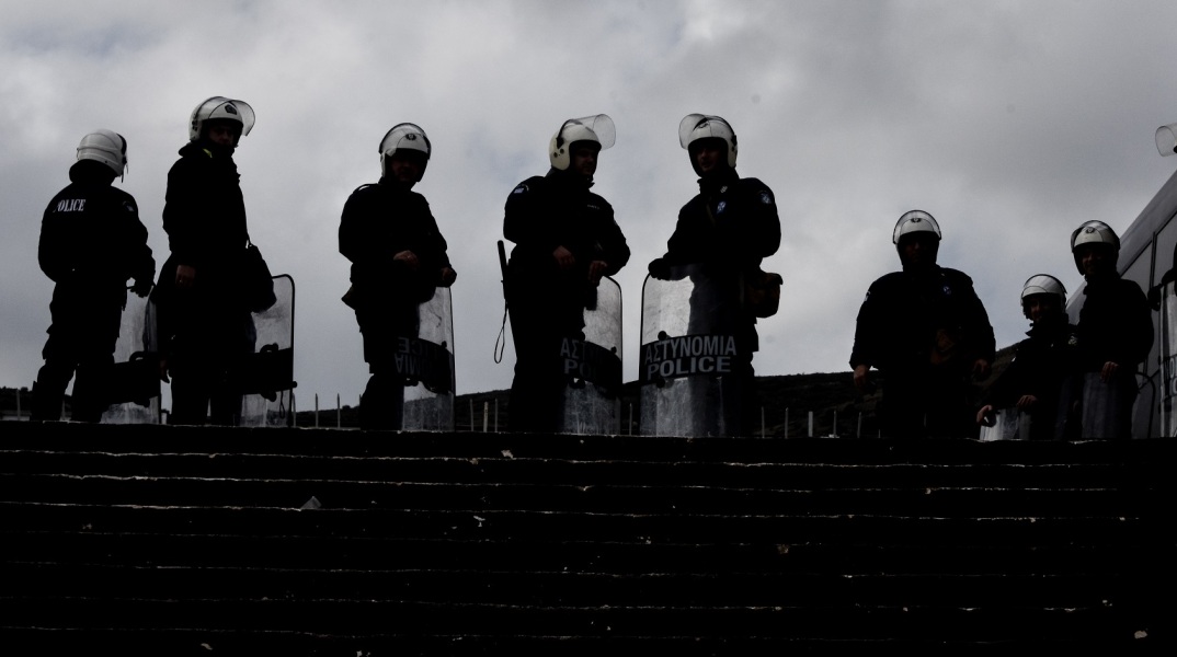 Εννέα συλλήψεις από τους ελέγχους της ΕΛ.ΑΣ. πριν από την έναρξη ποδοσφαιρικών αγώνων σε Αθήνα και Θεσσαλονίκη - Τα ευρήματα των αρχών. 