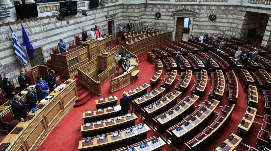 Ενός λεπτού σιγή στη Βουλή για τα θύματα του τραγικού δυστυχήματος στη Λιβύη