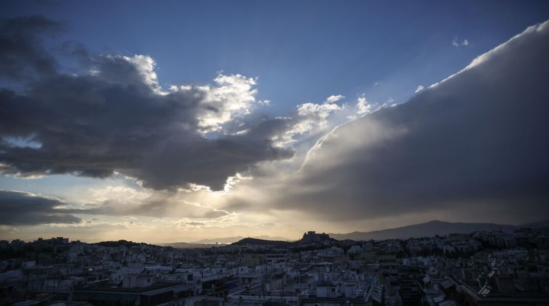 Με λίγες νεφώσεις και φυσιολογικές για την εποχή θερμοκρασίες ο καιρός σήμερα