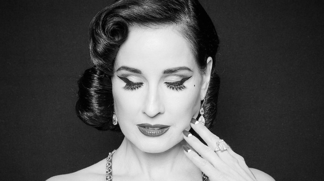 Λονδίνο: Διάσημοι φωτογραφίζονται με κλειστά μάτια για να ευαισθητοποιήσουν για την ψυχική υγεία - Πλειάδα αστέρων συμμετέχουν στο πρότζεκτ «Take A Moment».