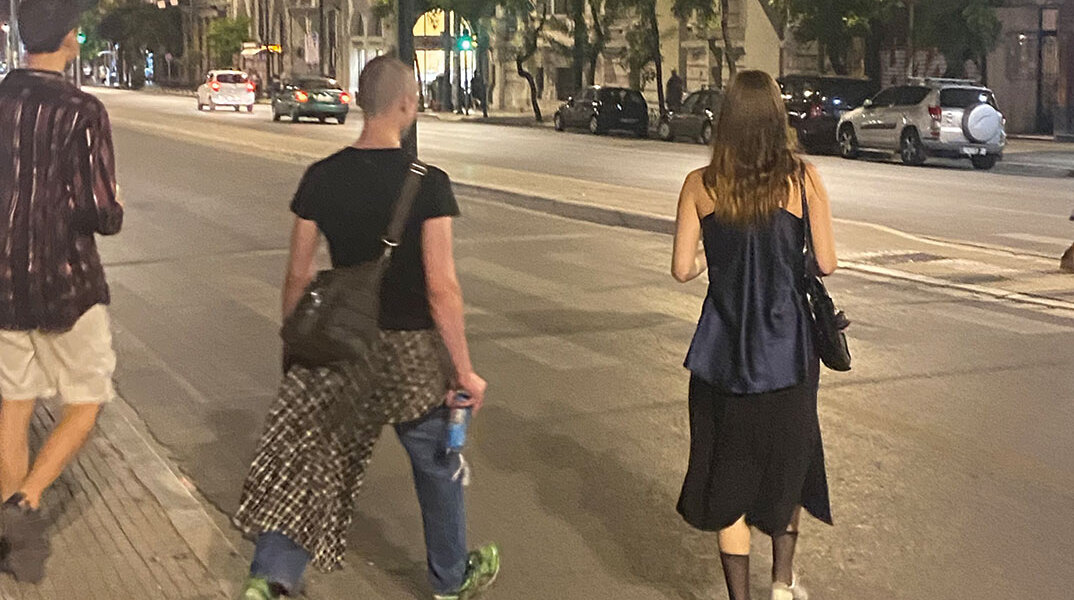 Σε βλέπω - Λένα Διβάνη: Αγόρια και κορίτσι περπατούν στο δρόμο