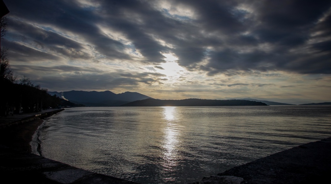 Πυκνά σύννεφα στον ουρανό πάνω από τη θάλασσα